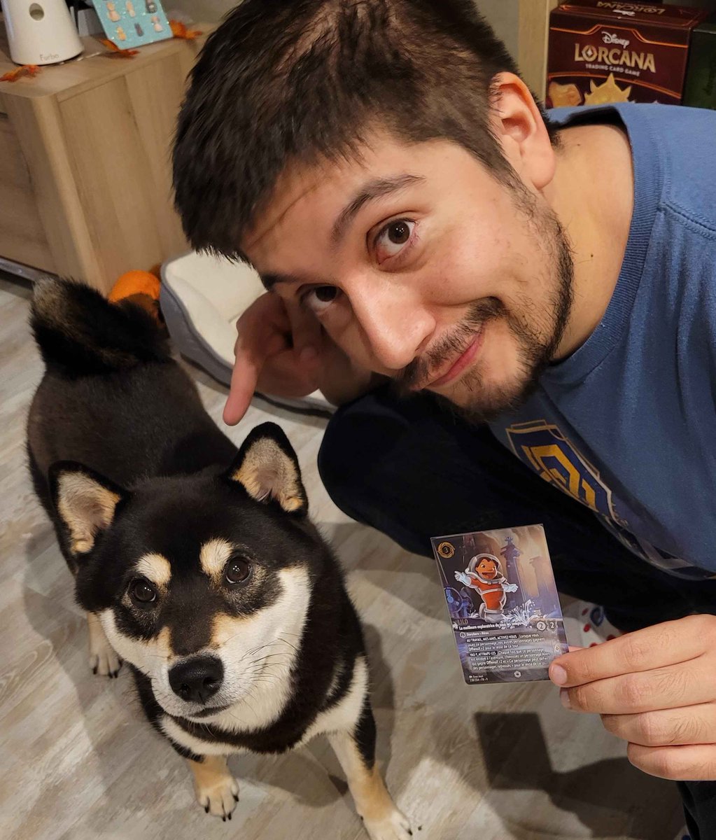 MaleforTCG's tweet photo. L'union du dragon et du chien ! 
Toujours faire renifler les boosters par son petit toutou ! Il y a des dingueries.

Anecdote ! Il a très fort réagi sur un booster avec une iconique de Mickey Mouse ! 🐶🐭

Il faut un Hadès pour le chapitre 10 @DisneyLorcanaFR https://t.co/ypHaawxNx5