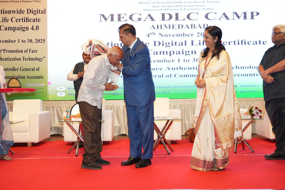 DOPPW_India's tweet image. During the Mega Camp organized by O/o Controller of Communication Accounts, Gujarat, on 4th  November, 2025 at Tagore Hall, Ahmedabad, under Nationwide DLC Campaign 4.0, Sh V Srinivas, Secretary (P&amp;amp;PW), felicitated a senior pensioner and provided his Jeevan Pramaan certificate.…