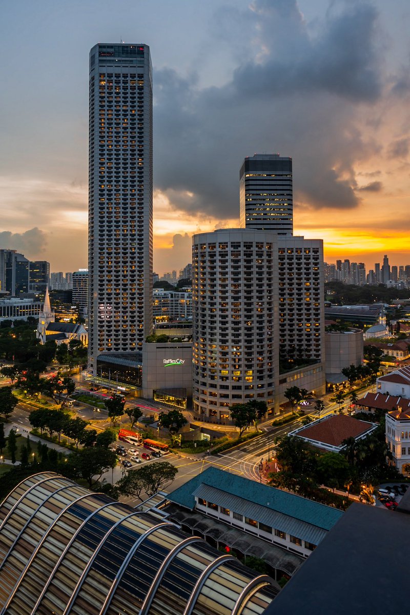 javanng's tweet image. Chasing sunsets above the Lion City 🦁🌇 — every corner of Singapore glows differently when the day ends.

#SingaporeSunset #VisitSingapore #CityscapeLovers #UrbanWanderlust #GoldenHourVibes #singapore