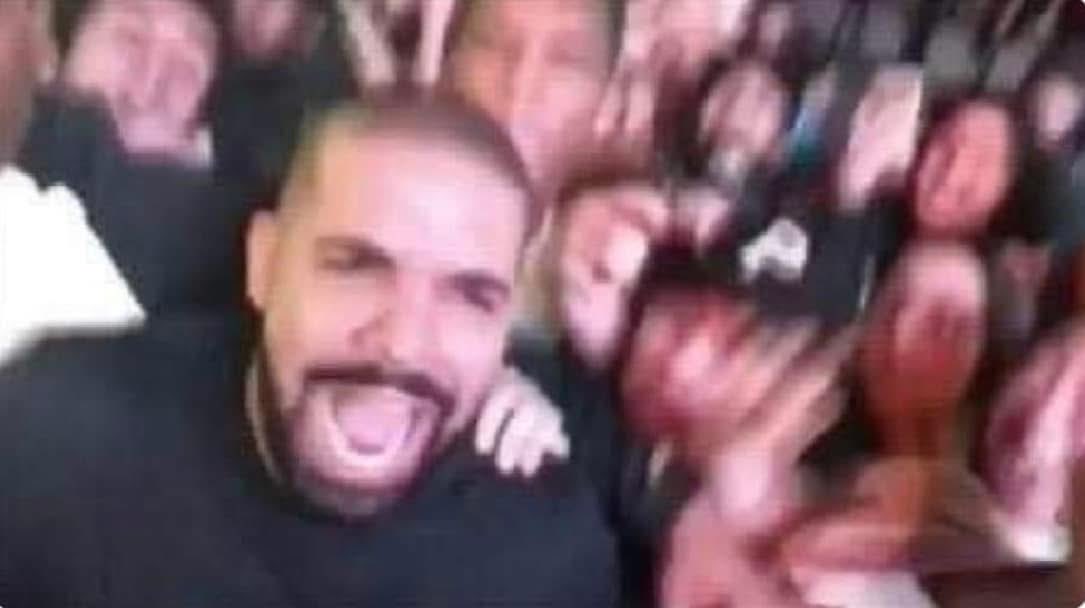 Indie5051's tweet photo. "Si jefe es que me siento bien mal y no podré ir al trabajo"

Yo dándolo todo en el concierto: https://t.co/eyGtYKtpcO