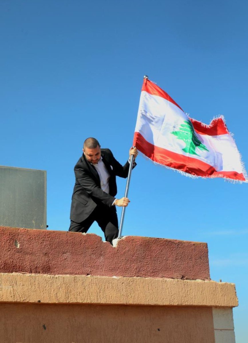 fayezjnahed_'s tweet photo. إنّ حملة التضييق ضدّ الإعلامي محمد بركات لمجرّد رفعه علم #لبنان وتأييده لقيام دولة قوية بجيشها، هي حملة باطلة لا تستقيم مع روح الوطنية. إذا كان موقف محمد بركات «جرمًا» و«عمالة»، فكلّنا إذًا من أحرار هذا الوطن شركاء في هذا الجرم، لأننا نؤمن بسيادة الدولة وبجيشٍ يحميها.
@mdbarakat https://t.co/NZYicyd2y2