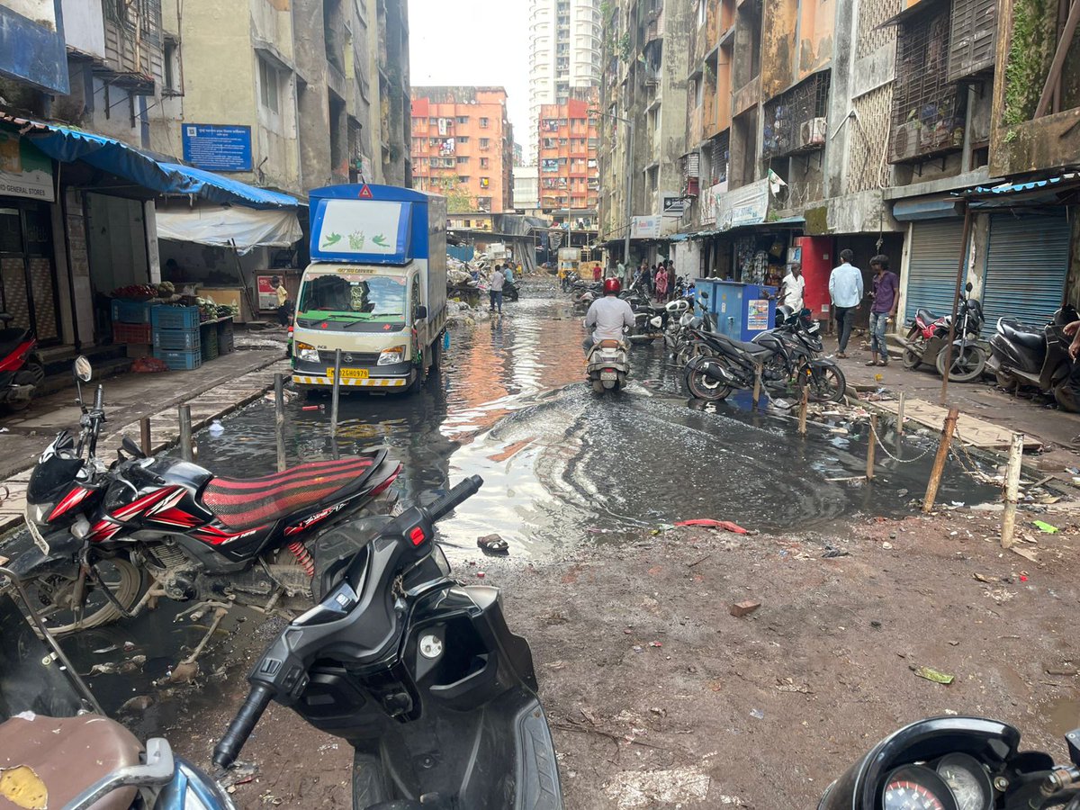 CorruptionCrime's tweet photo. @mybmc Please see this vedio of our locality. There is severe garbage and waterlogging on the street, creating problems for residents. Kindly arrange immediate cleaning and drainage maintenance. #CleanMumbai #BMCComplain at Ram mandir P6 MMRDA @mybmcWardPS @CMOMaharashtra https://t.co/TlrCREj387