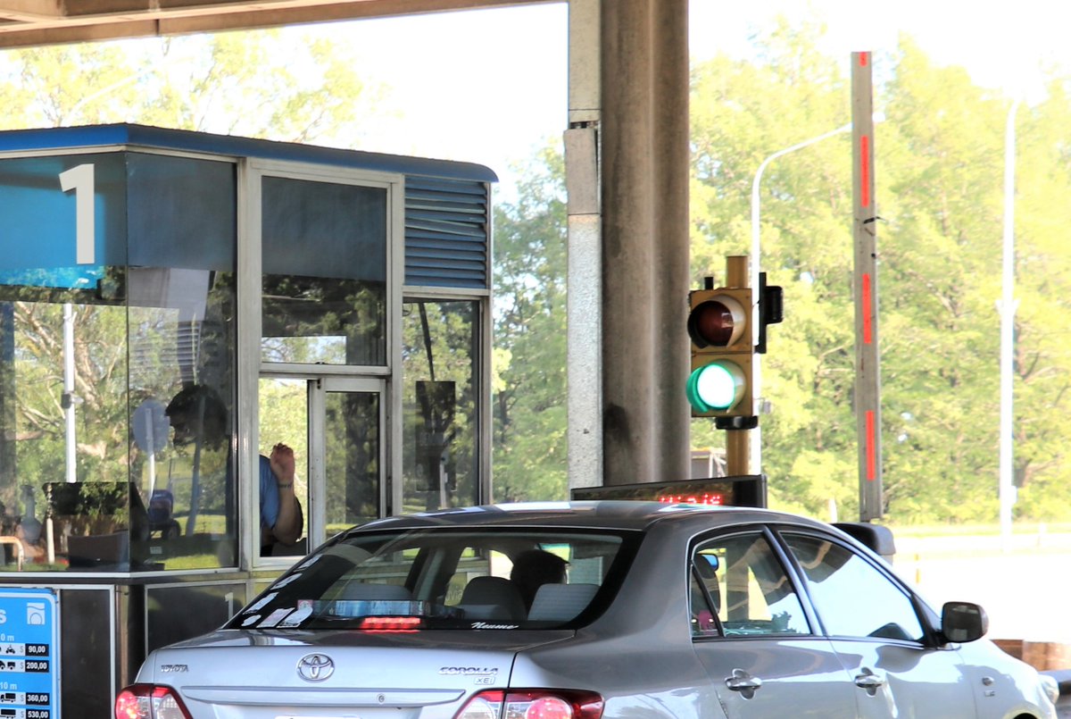 Trabajos nocturnos 🚦
#Martes ⚡se realizarán trabajos de mantenimiento y reparación del cableado eléctrico que alimenta los 100 semáforos que posee el Túnel Subfluvial. El tránsito será alternado de 22 a 06 horas. 
Circular con precaución.