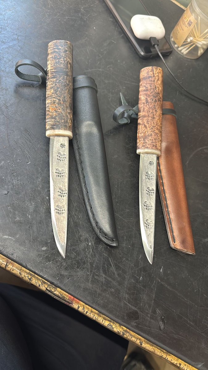 Поздравляю с Днем народного единства! В  честь этого подарю настоящий якутский нож одному из вас! 

Спасибо <a href="/rinegade_sol/">rinegade (svm/acc)</a> он спонсор подарка!

Через пару дней выберу одного из репостнувших, лайкнувших или прокомментировавших этот твит! 

О якутских ножах расскажу в треде>>