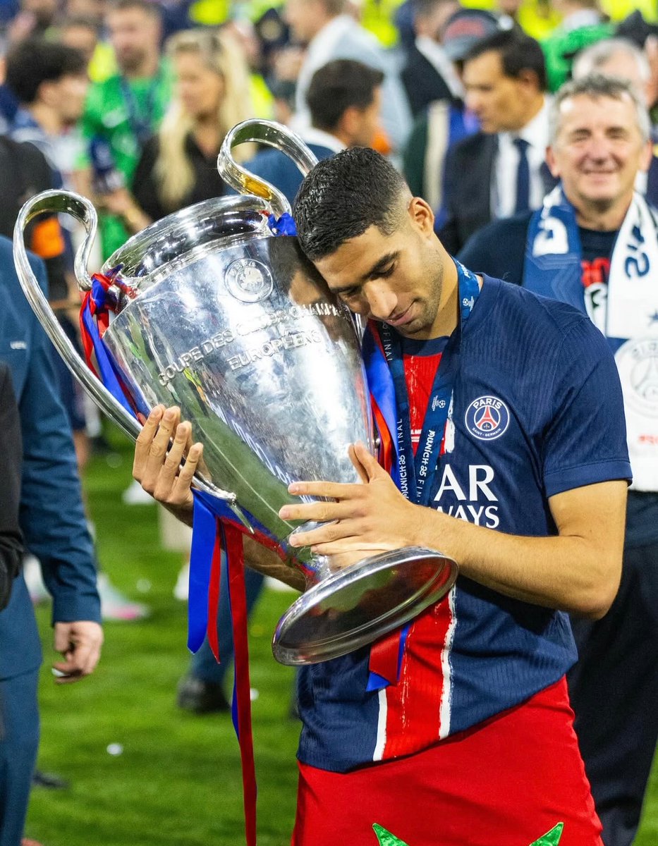🥳 C’est l’anniversaire de notre vice-capitaine ACHRAF HAKIMI (27 ans) !

🤩 Achraf Hakimi au PSG c’est :

🏆 x3 Trophée des Champions
🏆 x2 Coupe de France
🏆 x4 Champion de France
🏆 x1 Supercoupe d’Europe
🏆 x1 LIGUE DES CHAMPIONS

❤️💙 LÉGENDE de notre club, et fierté de tout