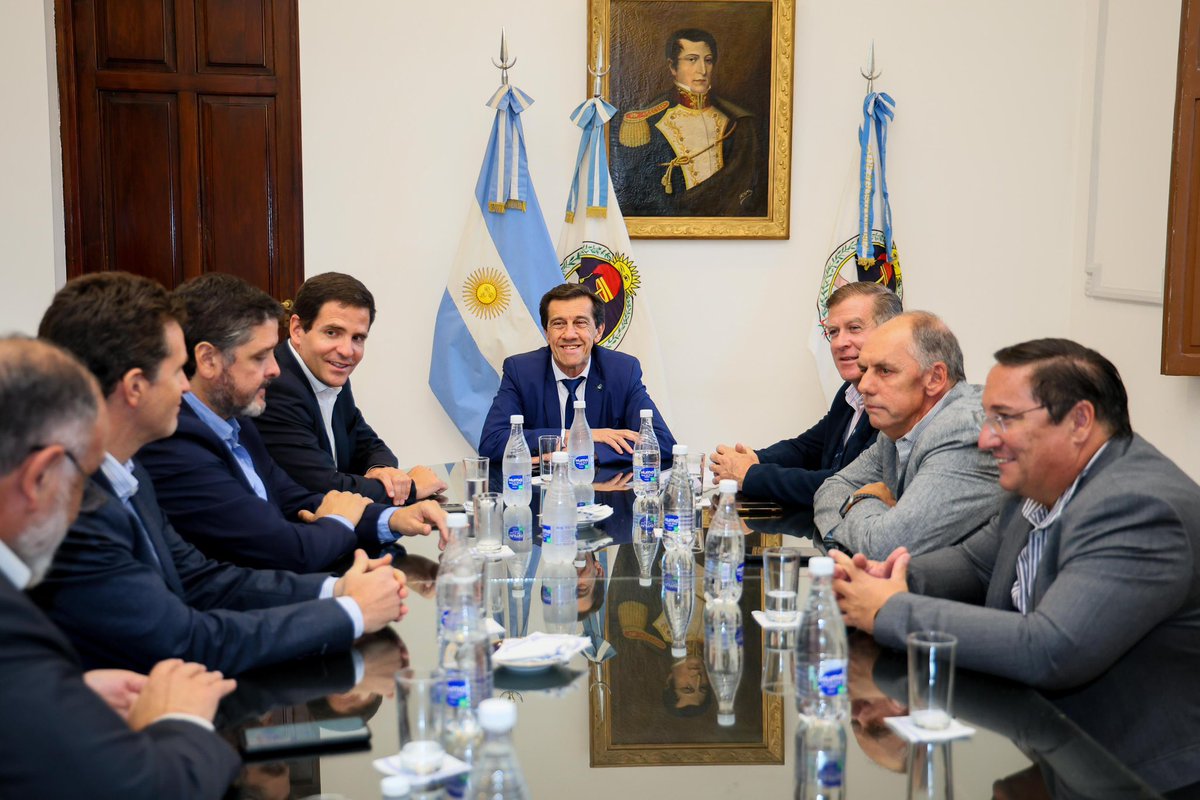 carlossadirjuy's tweet photo. Me reuní con representantes de la Sociedad Rural de Jujuy, la Unión Industrial, la Unión de Empresarios, la Cámara Minera, la Cámara del Tabaco y la Cámara Expendedora de Combustibles, con quienes acordamos una agenda de trabajo conjunta para avanzar, hoy más que nunca, en proyectos concretos que beneficien a estos sectores que generan trabajo para los jujeños.

Hablamos sobre la importancia de impulsar más inversiones del sector privado y acompañar el crecimiento productivo de la provincia que favorezcan la inversión, el empleo y el desarrollo sostenible de todas las actividades económicas jujeñas. 

Agradezco el apoyo de todos las cámaras empresariales que hoy vuelven a comprometerse con la provincia.