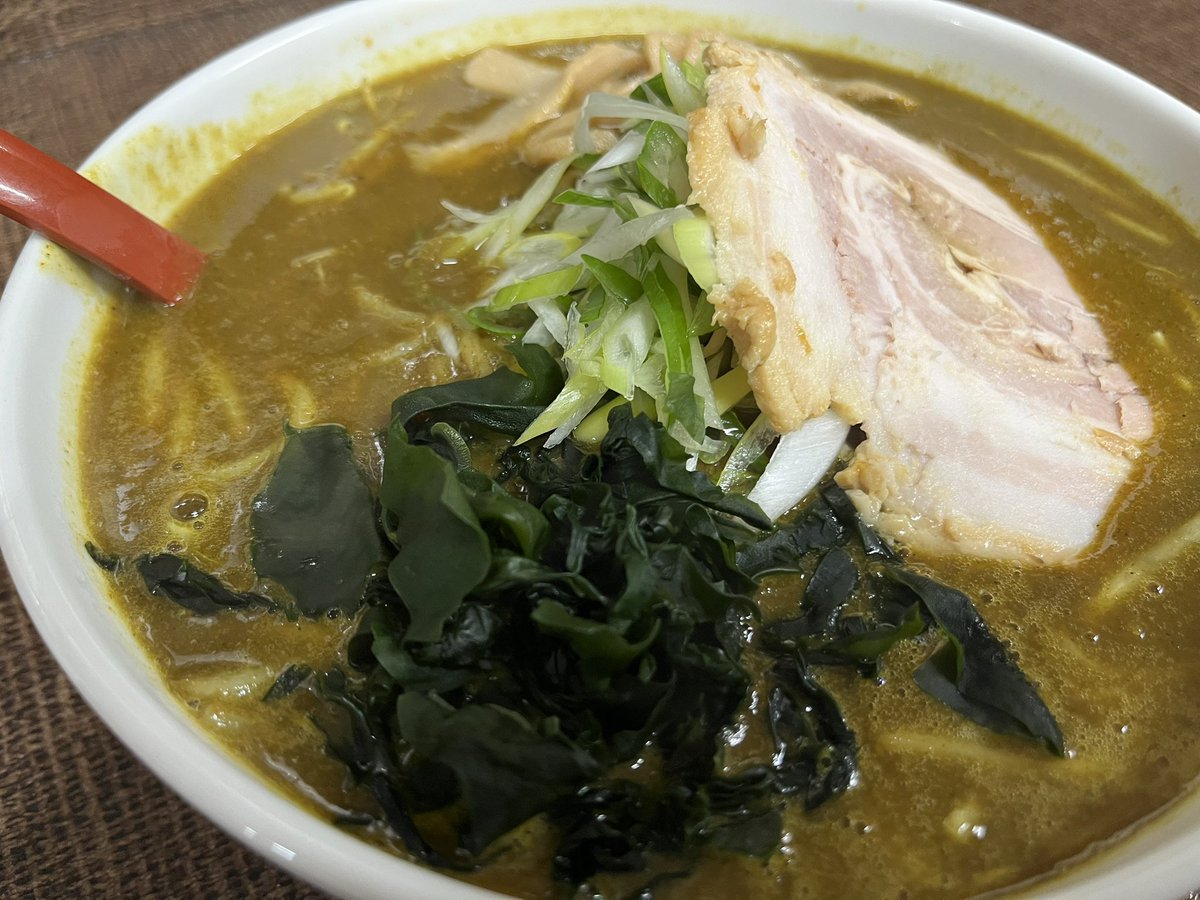 今夜は地元人オススメ"じぇんとる麺"のカレーラーメンをキメテキマシタ🍜
１LIVE終えたくらいの汗流しましたが、辛さの中で心地よい甘さとスープの濃厚さがマッチしてて大盛りペロリでした👍
チャーシューもトロトロ！
店主に聞いたところ、野菜で甘味を出してるそうな🍯
明日は焼き鳥じゃぁーーい！！