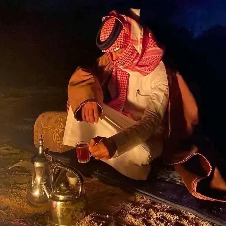 وكيف لي أن أرى سواكَ يا وليفي 
وقد أطفأتَ بحضوركَ ضجيجَ الدنيا
وصرتَ وحدكَ المعنى في كل ازدحام
لستَ وجهًا بين الوجوه، بل وطنٌ تأوي إليه روحي
نورٌ يبدّد عتمتي، وصوتُ سكونٍ يحتويني
ما إن رأيتُكَ حتى هدأ بصري
وكأنّ الكونَ كلّه اختصرَ نفسه في ملامحكَ يا وليفي ❤️
#مساء_الخير