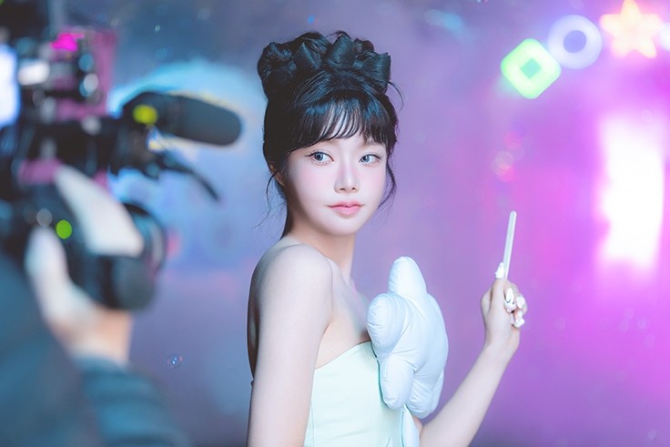 🍈 | Confira fotos de bastidores da #KEENA na melon magazine:

EENYMEENYMINYMOE OUT NOW!
#TooMuch_Part1 
#EENYMEENYMINYMOE