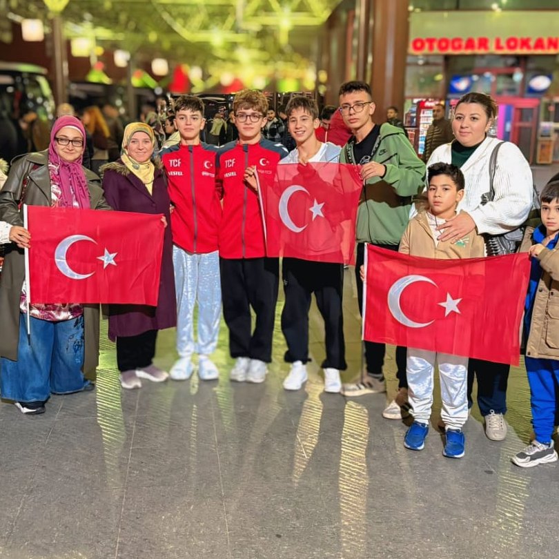Konya Çocuk Hakları Komitesi üyesi milli sporcularımız Abdullah ve Burak, 13–16 Kasım’da İspanya’nın Pamplona şehrinde düzenlenecek  Trampolin Jimnastik Dünya Şampiyonası’nda ülkemizi temsil edecek.🇹🇷
Çocuklarımızın azmi ve emeğiyle hayallerine bir adım daha yaklaştığını görmek