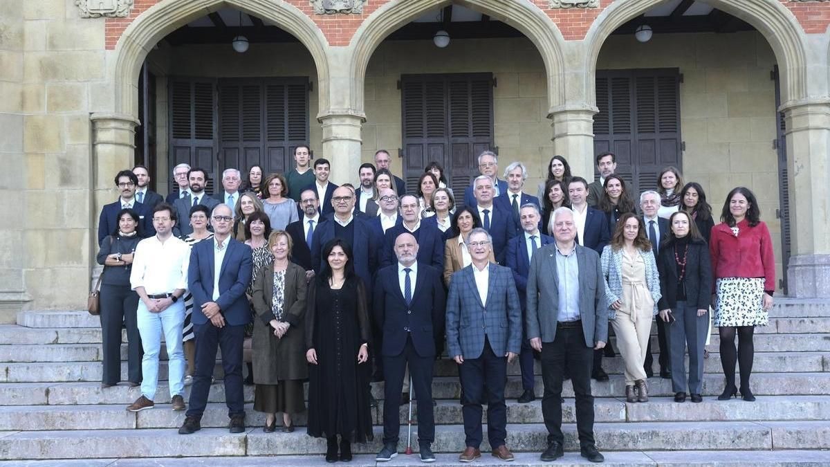 🌿Las lenguas son raíces vivas de nuestra cultura y uno de los retos de la transformación digital
En San Sebastián se constituyó el Consejo de Lenguas del Gobierno de España, con <a href="/manuelpalomar/">Manuel Palomar</a> y <a href="/RAFAELMG34/">RAFAEL MUÑOZ</a> en representación de <a href="/Cenid_Alicante/">CENID</a> y <a href="/proyecto_ilenia/">Proyecto Ilenia</a> 
#IA #GPLSI #PLN