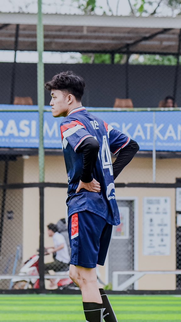 _bernacleboy's tweet image. 30% main bola 70% pegang pinggang alias encok