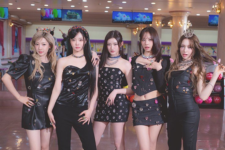 🍈 | Confira fotos de bastidores do #FIFTYFIFTY na melon magazine:

EENYMEENYMINYMOE OUT NOW!
#TooMuch_Part1 
#EENYMEENYMINYMOE