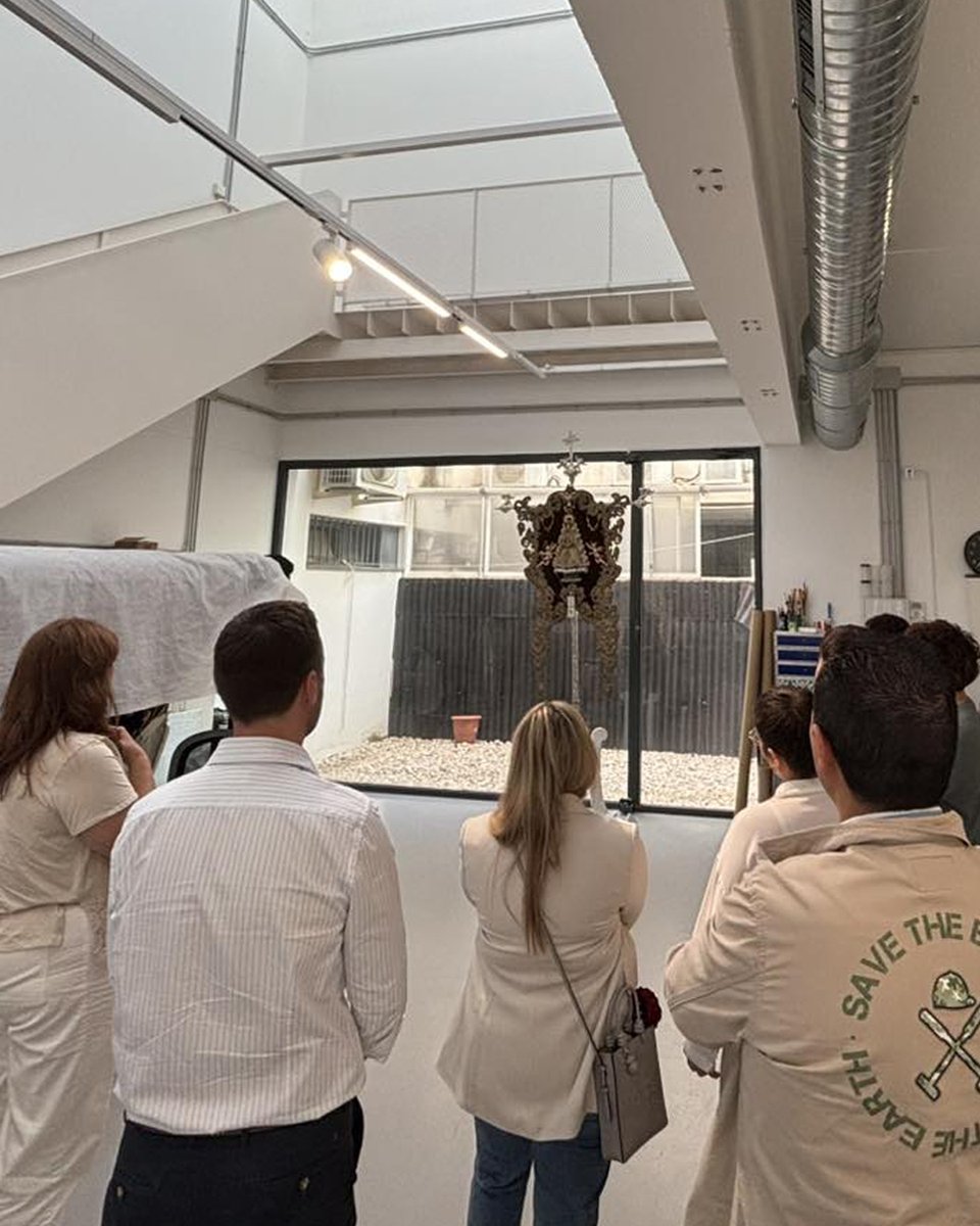 🔷NUEVO PROYECTO| La pasada semana se depositó en nuestro estudio el Simpecado de la <a href="/HdadRocioSanFer/">Rocío San Fernando</a> para iniciar su #restauracion.
En esta ocasión será <a href="/Juanitoaguilarr/">Juan A Aguilar Jime</a> quien intervendrá los elementos escultóricos.
Agradecemos a la Hermandad la confianza.
#CYRTA #CRTextil