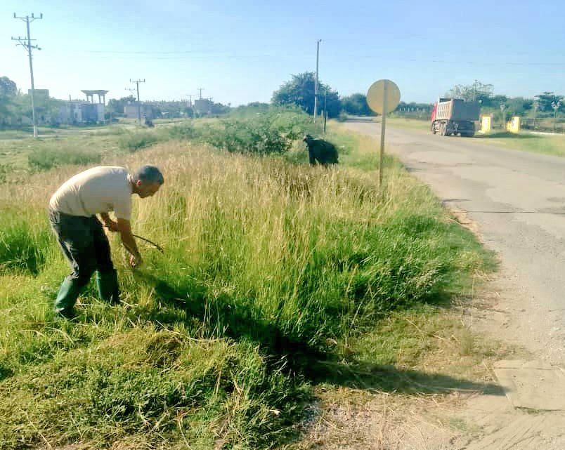 Cuidar la limpieza de nuestra ciudad es responsabilidad de todos. 
Súmate 🇨🇺
#SanctiSpíritusEnMarcha 
<a href="/DeivyPrezMartn1/">Deivy Pérez Martín</a> <a href="/DiazCanelB/">Miguel Díaz-Canel Bermúdez</a> <a href="/DrRobertoMOjeda/">Dr. Roberto Morales Ojeda</a> <a href="/PartidoPCC/">Partido Comunista de Cuba</a> <a href="/MMarreroCruz/">Manuel Marrero Cruz</a>