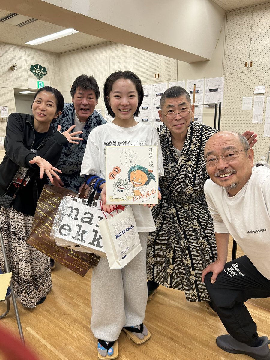kurenai_manko's tweet photo. 本番まで１０日余り、今日は主人公チエちゃんの誕生日‼️稽古終わりでパーティが🪅🎈サプライズで行われました〜突然の事でチエちゃん大感激！可愛いい１５歳。あー私にもあった筈やーけどいずこに〜幸せなチエちゃんでした〜頑張っていますご期待くださいねー
#侍タイムスリッパー https://t.co/WjhP9Ex8v6