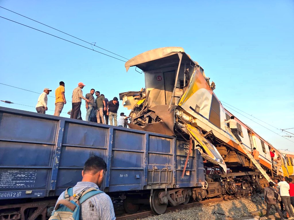 अत्यंत दुखद खबर 🚨

बिलासपुर छत्तीसगढ़ में मालगाड़ी और पैसेंजर ट्रेन आपस में टकरा गई । 6 लोगों की मौत की खबर और घायल होने की खबर मिल रही है

राहत बचाव कार्य में टीम जुट गई हैं 

इन हादसों का जिम्मेदार कौन हैं????

#Bilaspur
#TrainAccident