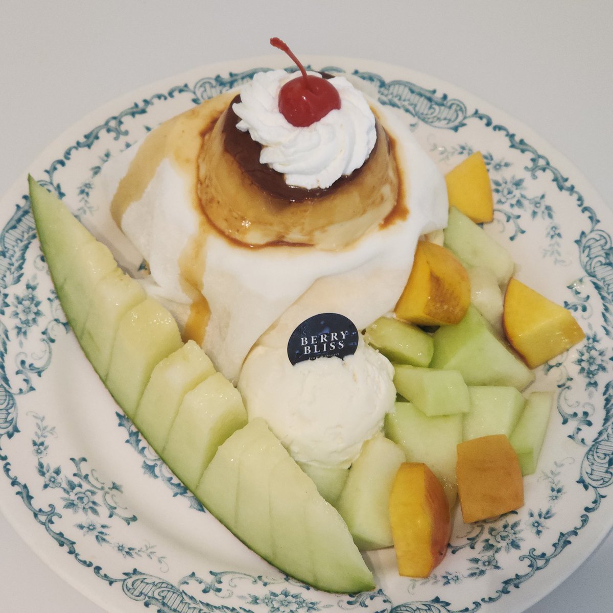 오늘의 메뉴는 베리블리스
푸딩 모찌 수플레 메론 팬케이크야 으무!
다들 오늘도 맛저해 으무!