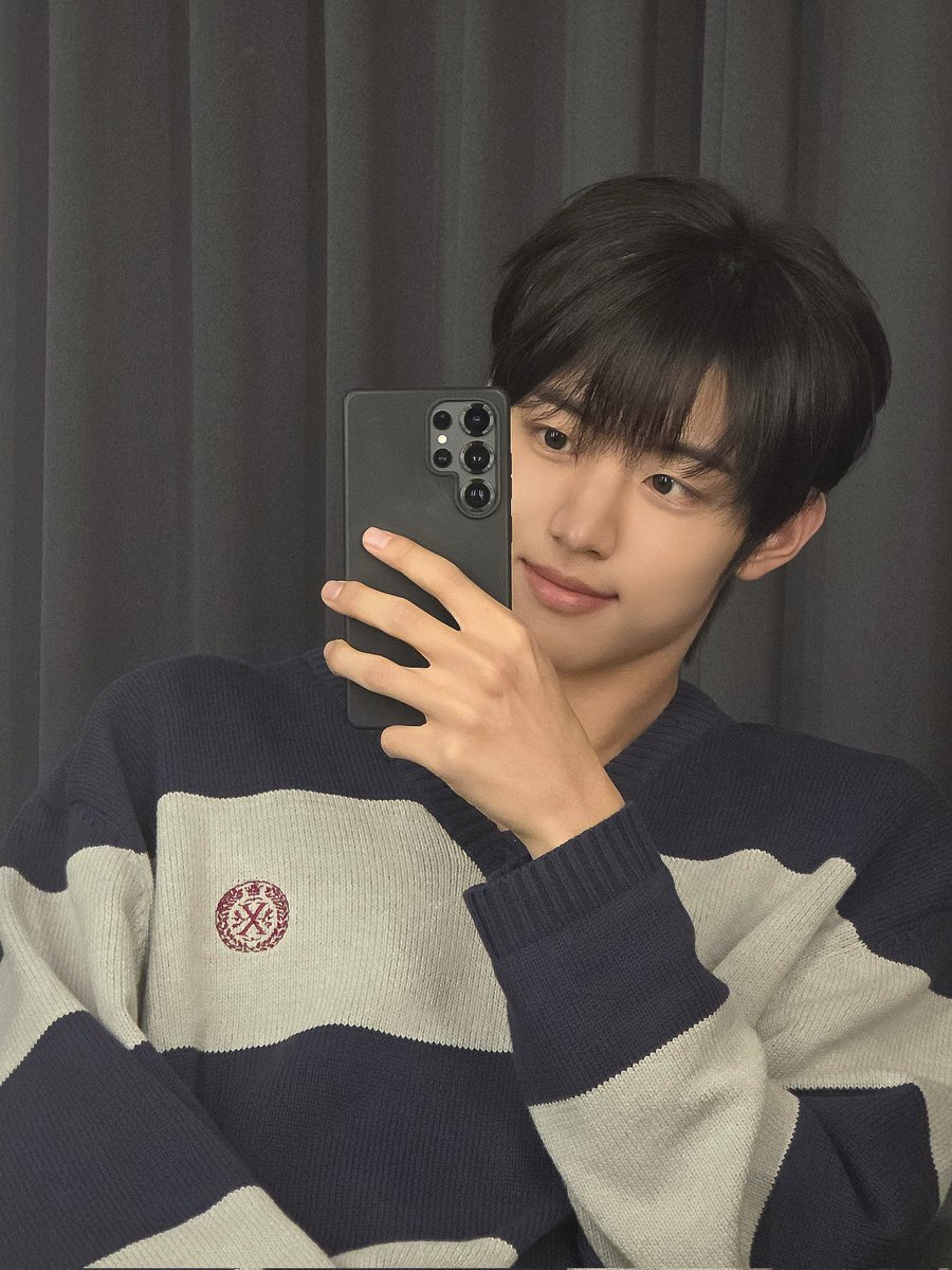 Yongxoon's tweet photo. Tidurlah dengan nyenyak dan pastikan selimutmu memeluk hangat malam ini, kalian telah berjuang dengan baik hari ini. Dan karena rindu yang perlahan menelisik, aku pun mengunggah beberapa swafoto, semoga menjadi penawar rasa rindu kalian padaku. 💙 https://t.co/wv76cnli2V