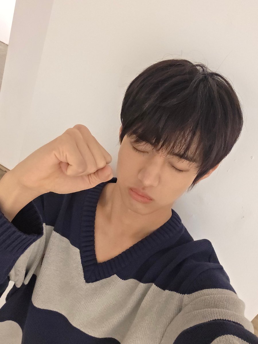 Yongxoon's tweet photo. Tidurlah dengan nyenyak dan pastikan selimutmu memeluk hangat malam ini, kalian telah berjuang dengan baik hari ini. Dan karena rindu yang perlahan menelisik, aku pun mengunggah beberapa swafoto, semoga menjadi penawar rasa rindu kalian padaku. 💙 https://t.co/wv76cnli2V
