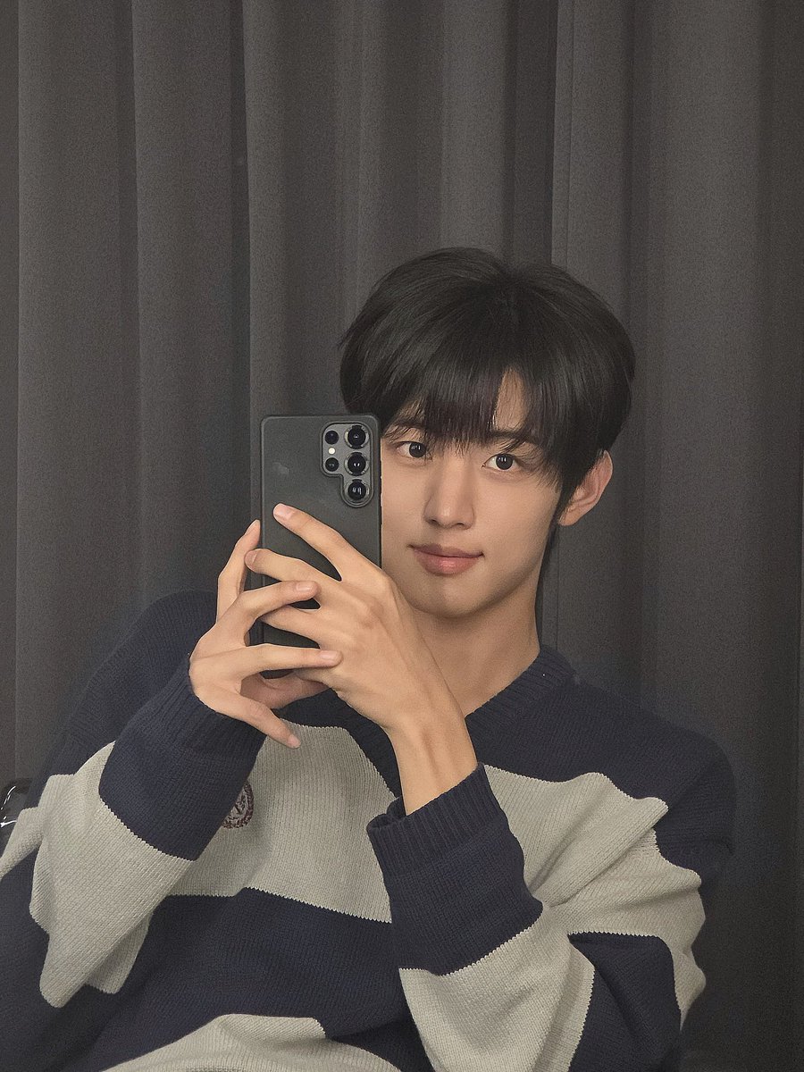 Yongxoon's tweet photo. Tidurlah dengan nyenyak dan pastikan selimutmu memeluk hangat malam ini, kalian telah berjuang dengan baik hari ini. Dan karena rindu yang perlahan menelisik, aku pun mengunggah beberapa swafoto, semoga menjadi penawar rasa rindu kalian padaku. 💙 https://t.co/wv76cnli2V