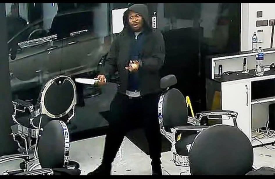 NatchBat's tweet image. The man on the left gets accused of being a terrorist for not giving his phone pin over, the man on the right is claimed not to be a terrorist after stabbing 10 people…..old bill, CPS , what a bunch of...
@TRobinsonNewEra 
@elonmusk