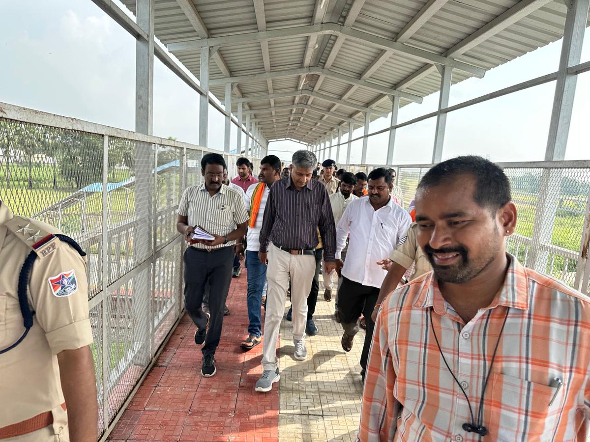drmsecunderabad's tweet photo. Dr. R. Gopalakrishnan, DRM/Secunderabad, inspected @Odela Station between Jammikunta and Peddapalli section and reviewed #PassengerAmenities, #CirculatingArea, and #Improvement works to be carried out. https://t.co/Nmf09P7Dtk