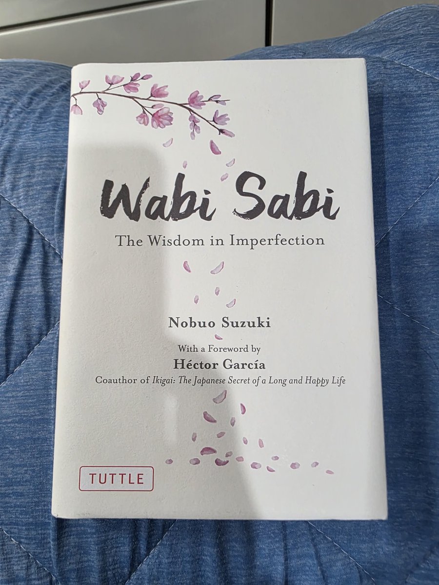 ToddAdvisor's tweet photo. สรุปหนังสืออ่านก่อนนอนคืนนี้ "Wabi Sabi" ถ้าแปลเป็นไทยง่ายๆ คือ "คุณค่าของความไม่สบบูรณ์แบบ"
โดยมีสรุปใจความสำคัญ คือ
1. ​แก่นปรัชญา 3 ประการของวาบิ ซาบิ คือ (1) ไม่มีสิ่งใดสมบูรณ์แบบ (2) ไม่มีสิ่งใดเสร็จสิ้นสมบูรณ์ และ (3) ไม่มีสิ่งใดคงอยู่ตลอดไป
2. ​ความงามคือสิ่งที่เรียบง่าย ไม่ต้องสมบูรณ์แบบ ไม่ต้องปรุงแต่ง ความงามสามารถเกิดจากร่องรอยแห่งกาลเวลา เช่น ความเก่า ความสึกหรอ หรือรอยร้าวที่ได้รับการซ่อมแซม
​3. แนวคิดวาบิ ซาบิ ช่วยให้เราปล่อยวางความกดดันจากการแสวงหาความสมบูรณ์แบบที่ไม่มีอยู่จริง และลดความวิตกกังวลจากการพยายามควบคุมทุกสิ่งในชีวิต (ที่ส่วนใหญ่ควบคุมไม่ได้) เน้นการใช้ชีวิตในปัจจุบันขณะ
 4. ฝึกการใช้ชีวิตอย่างมีสติ (Mindfulness) โดยการชื่นชมช่วงเวลาปัจจุบันให้เต็มที่ เพราะเข้าใจว่าทุกสิ่งนั้นเป็นเพียงสิ่งชั่วคราวและไม่จีรัง
​5. ให้ยอมรับความไม่สมบูรณ์แบบและความบกพร่องของตนเอง ซึ่งเป็นจุดเริ่มต้นของความถ่อมตน (Be Humble) และให้เรียนรู้และพัฒนาตนเองอย่างต่อเนื่องโดยไม่ยึดติดกับความสำเร็จที่ตายตัว.
เป็นตัวของเราเองใน Version ที่ดีขึ้นในวันถัดไป แม้จะไม่สมบูรณ์แบบในสายตาใครก็ตาม.