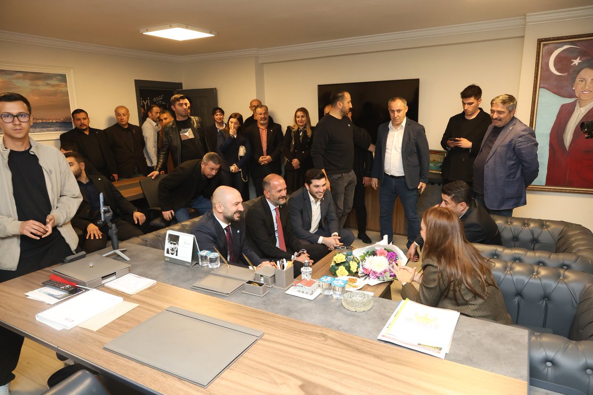 iyipartiuskudar's tweet photo. İl Başkan Adayımız Sayın @imrennilayt İmren Nilay Tüfekçi 'yi Üsküdar’da misafir ettik. ☀️🇹🇷

Adaylık sürecine dair samimi bir sohbet ve tanışma toplantısı gerçekleştirdik.

Nazik ziyareti için teşekkür eder başarılar dileriz. 

#İstanbulİYİolacak #SonKaleİYİParti #CumhuriyetiYıktırmayacağız #NeMutluTürkümDiyene #Teşkilat #BirinciVazifen #İYİParti #İYİPartiİstanbul #İYİPartiÜsküdar

@MDervisogluTR
@sezerengin3
@iyiparti