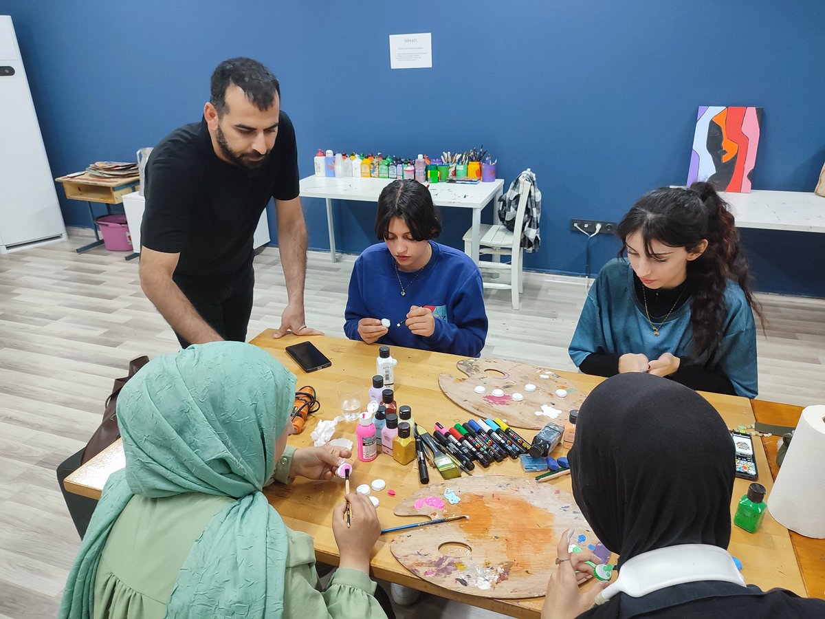 Resim Atölyesi Katılımcıları ile "Geri Dönüşüm Temalı Broş Tasarımı" üzerine çalışma yaptık. 😊🎨🖌️👩‍🎨👨‍🎨

<a href="/MbbGenclik/">MBB Gençlik Merkezi</a>