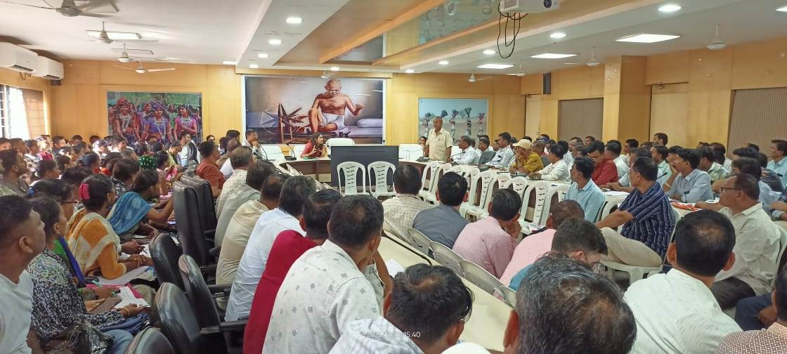 તા. ૦૩/૧૧/૨૦૨૫ ના રોજ છોટાઉદેપુર તાલુકામાં સમાવિષ્ટ ૧૩૭ - છોટાઉદેપુર વિ. સ. મ. વિ. ના સુપરવાઈઝરશ્રી/બીએલઓશ્રીની તાલીમ યોજી SIR અંતર્ગત જરુરી માર્ગદર્શન આપ્યું.