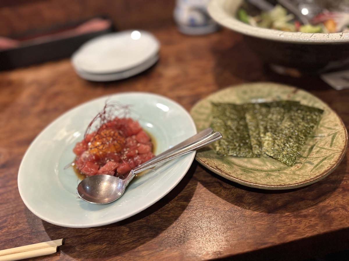 kenmisaka's tweet photo. あわびのお刺身で冷酒を。
久しぶりにフィレステーキとハンバーグを注文した。
やっぱり若い子と食事行くと少しずつだけど色んな種類食べられるから嬉しいな。 https://t.co/X90KnzDlCj