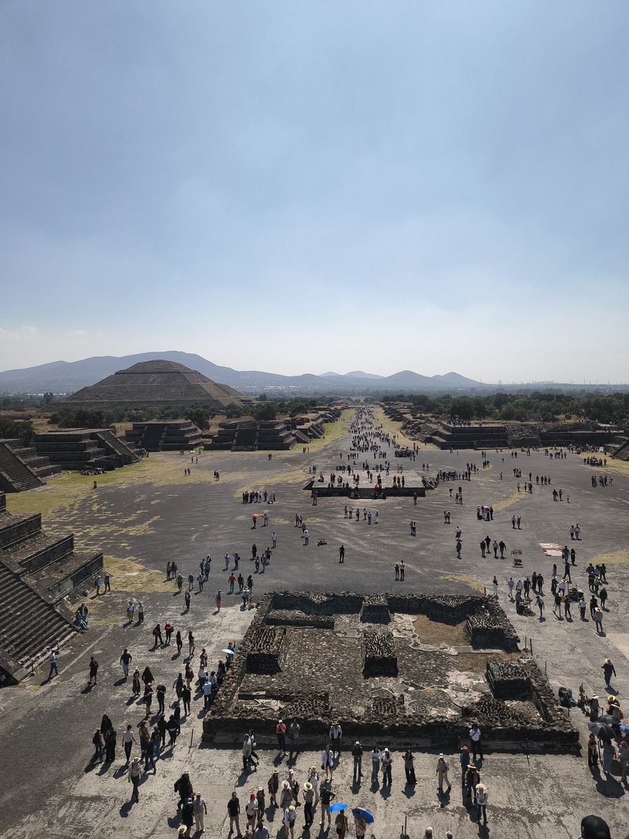 Estuve en México 🇲🇽 los últimos diez días para pasar Día de Muertos allá y ha sido una de las experiencias más hermosas y transformadoras de toda mi vida. Les voy a dejar algunas de las foticos que tomé para que vean la majestuosidad de lo que viví.