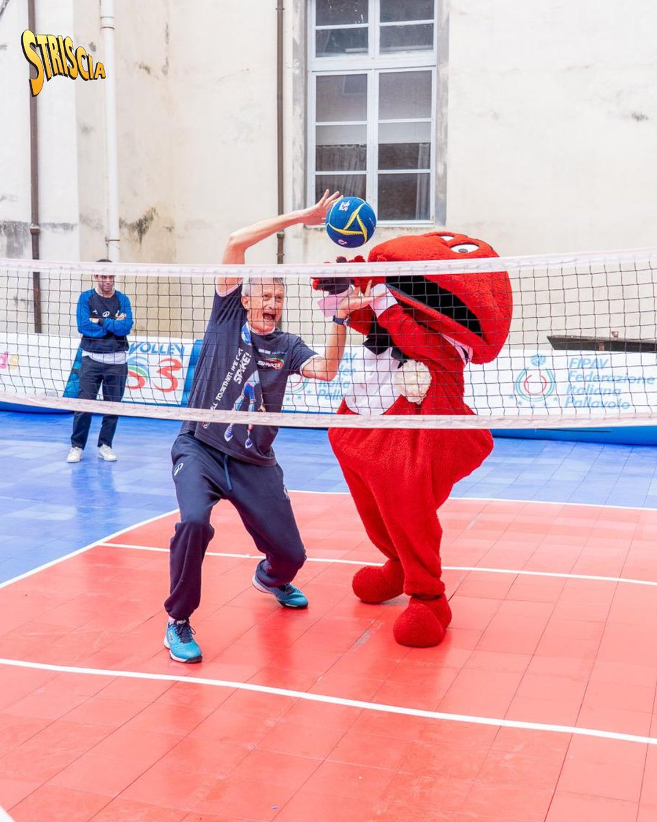 Striscia's tweet photo. Lucca Comics si è colorato di rosso! 🔴
Tra risate, fan e tanta energia, il Gabibbo ha lasciato il segno anche qui! E diciamolo… in mezzo a supereroi e mostri, il rosso non passa mai inosservato 😎❤️
#Striscialanotizia #Gabibbo #ILoveLuccaComicsandGames #LuccaCG25 #LuccaComics https://t.co/ean2a4bPaj