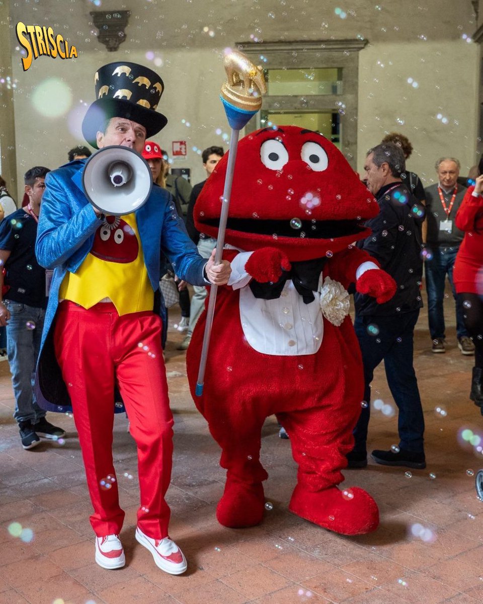 Striscia's tweet photo. Lucca Comics si è colorato di rosso! 🔴
Tra risate, fan e tanta energia, il Gabibbo ha lasciato il segno anche qui! E diciamolo… in mezzo a supereroi e mostri, il rosso non passa mai inosservato 😎❤️
#Striscialanotizia #Gabibbo #ILoveLuccaComicsandGames #LuccaCG25 #LuccaComics https://t.co/ean2a4bPaj