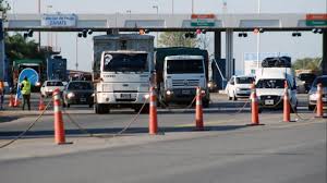"Atención conductores! La Red Federal de Concesiones aumentará los peajes en rutas nacionales, pasando de 48 a 102 estaciones. Se estima que el costo aumentará a $4.300 cada 97 kilómetros. ¿Qué opinás de esta medida? #Peajes #RutasNacionales #Argentina"