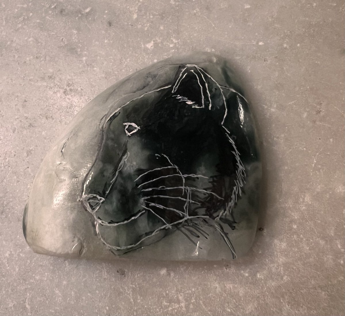 spyeo168's tweet photo. After a 3-year stare-down, this stunning piece of #Jadeite (翡翠) finally spoke to me! 🤯 I'd always loved the natural dark patches, but in mid-September, a distinct pattern suddenly emerged. What do you see?

#JadeCarving #GemstoneArt #Jade #NaturalPatterns #ArtisticDiscovery https://t.co/T4Uif4pbL3