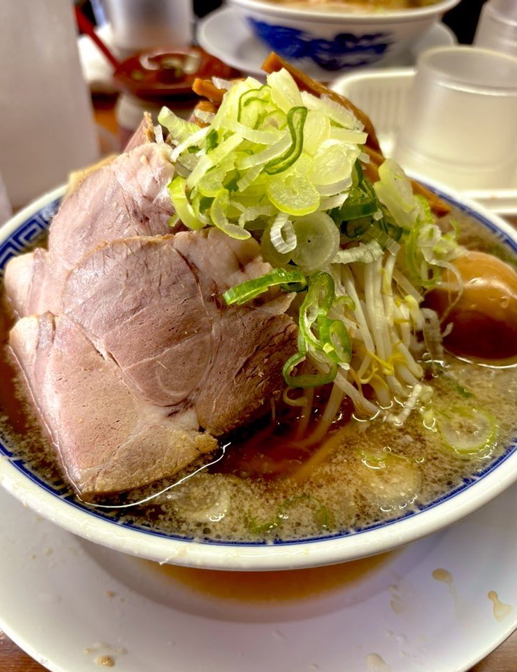 yousei_group's tweet photo. 柳橋市場中華そば『大河』は東区『如水』系列
大河は市場めし解釈の中華そば。なみなみスープ たっぷり麺 たっぷり焼豚 もやし大盛り無料が嬉しい。如水は普段は塩を食べないぼんでも必ず頼んじゃうくらい塩ラーメンが旨い。
どちらも名古屋を代表するお店なのでぜひ
←『大河』　『如水』→ https://t.co/IFzLMqXJDS