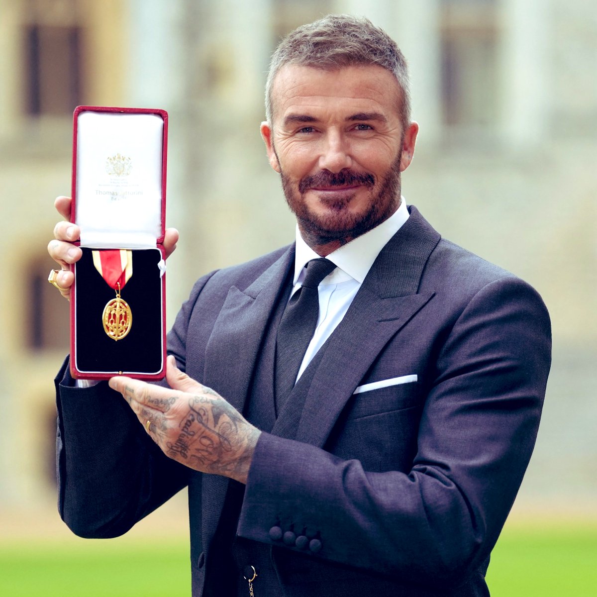 footy_hubX's tweet image. 🚨𝐎𝐅𝐅𝐈𝐂𝐈𝐀𝐋: Sir David Beckham: The football icon has been knighted by King Charles III at Windsor Castle for his remarkable service to sport and charitable work. 🎖️🏴󠁧󠁢󠁥󠁮󠁧󠁿✨