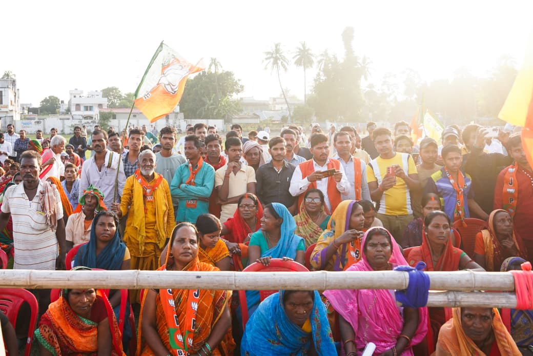 बिहार में 'विकास और सुशासन' वाली NDA सरकार बनने जा रही है।

आज मधेपुरा विधानसभा क्षेत्र में आयोजित जनसभा में NDA प्रत्याशी श्रीमती कविता साहा जी को भरपूर आशीर्वाद देने के लिए आह्वान किया।

राज्य की जनता कांग्रेस-आरजेडी को इस बार भी कड़ा सबक सिखाने को तैयार है। 

#आएगी_NDA