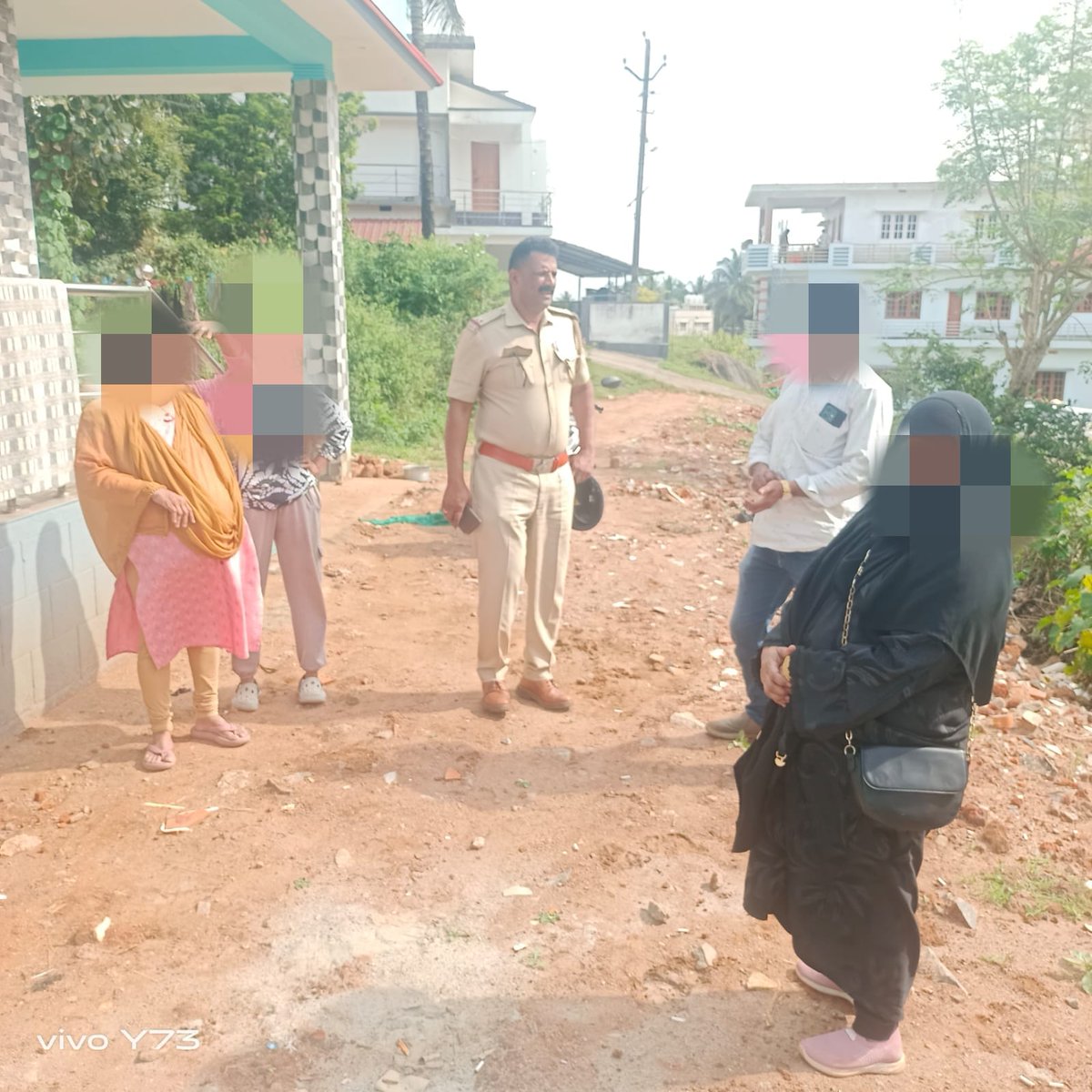 ಕುಶಾಲನಗರ ಠಾಣಾ ವ್ಯಾಪ್ತಿಯಲ್ಲಿ ಅಕ್ಕಪಕ್ಕದವರ ನಡುವೆ ಜಗಳ ಎಂದು ಕರೆಬಂದ ಕೂಡಲೇ ಸ್ಥಳಕ್ಕೆ 112ರವರು ತೆರಳಿ ವಿಚಾರಿಸಿದಾಗ ದೂರುದಾರರು ನಾಯಿಯನ್ನು ಸಾಕಿದ್ದು, ಆ ನಾಯಿ ಮನೆಯಿಂದ ವಾಸನೆ ಬರುತ್ತಿದೆ ಎಂದು ಪಕ್ಕದ ಮನೆಯವರು ಜಗಳ ಮಾಡಿರುತ್ತಾರೆ ಅವರಿಗೆ ಸೂಕ್ತ ಕಾನೂನು ತಿಳುವಳಿಕೆ ನೀಡಿ ಸಮಾಧಾನ ಪಡಿಸಿರುತ್ತಾರೆ. <a href="/112Kodagu/">112 Kodagu</a> <a href="/KodaguSp/">SP Kodagu</a>.