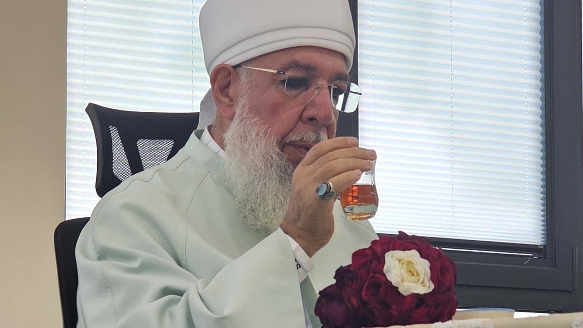 Hep senin renginde görünür bahar
Yaprakta yeşilin, gülde kokun var
Yama yama kalbimdeki yaralar
Sıra sıra dikişinde sen varsın.

Abdurrahim Karakoç