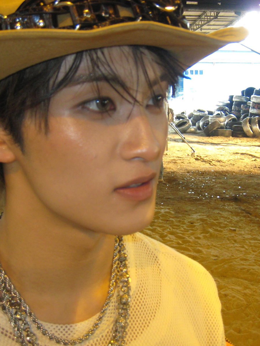 his nose, his side profile, his face 😩🫰🏻