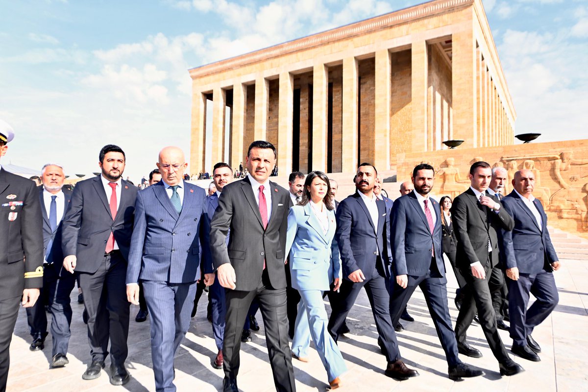 Açtığın yolda, gösterdiğin hedefe durmadan yürüyoruz. 

Üçüncü kez İl Başkanı seçilmenin onuruyla İlçe Başkanlarımız, İl Yönetimimiz ve İl Disiplin Kurulumuzla, Kurucumuz Gazi Mustafa Kemal Atatürk’ün ve İkinci Genel Başkanımız İsmet İnönü’nün huzurunda, Anıtkabir’deyiz. Bize