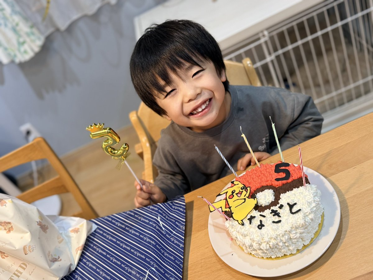 hrz_15's tweet photo. 今日は凪音の���生日🎉もう5歳、早すぎる😣いつも気付いたら私の左手を掴んで見上げてにこーってしてくれる可愛いなぎ🥰今年は買う予定だったケーキもモンスターボールがいいって言うから作った🎂ピカチュウもチョコペンで頑張った💦喜んでくれて良かった💕私達の子に生まれてきてくれてありがとう🫧 https://t.co/BZoWe8ZAfN