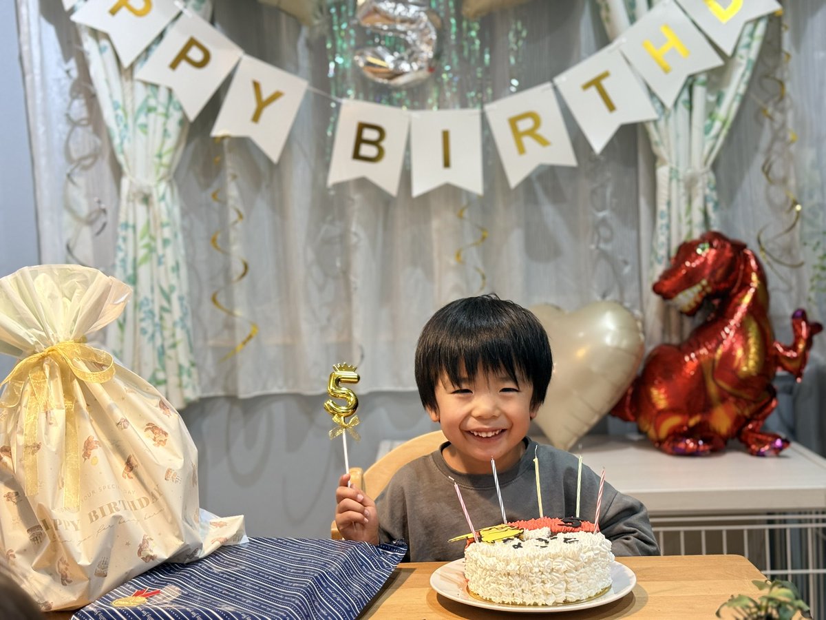 hrz_15's tweet photo. 今日は凪音の���生日🎉もう5歳、早すぎる😣いつも気付いたら私の左手を掴んで見上げてにこーってしてくれる可愛いなぎ🥰今年は買う予定だったケーキもモンスターボールがいいって言うから作った🎂ピカチュウもチョコペンで頑張った💦喜んでくれて良かった💕私達の子に生まれてきてくれてありがとう🫧 https://t.co/BZoWe8ZAfN
