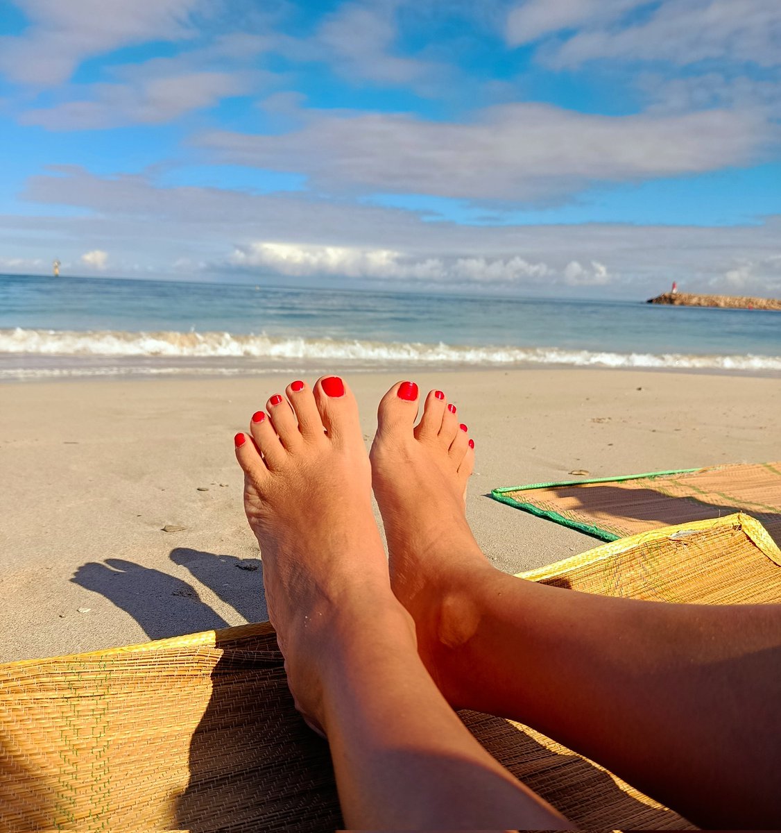 NoaLune80's tweet photo. Hoy sesión de fotitos en la playa!🏖️
#pieslindos #playa #feetfetısh https://t.co/BBkLpT6xG4