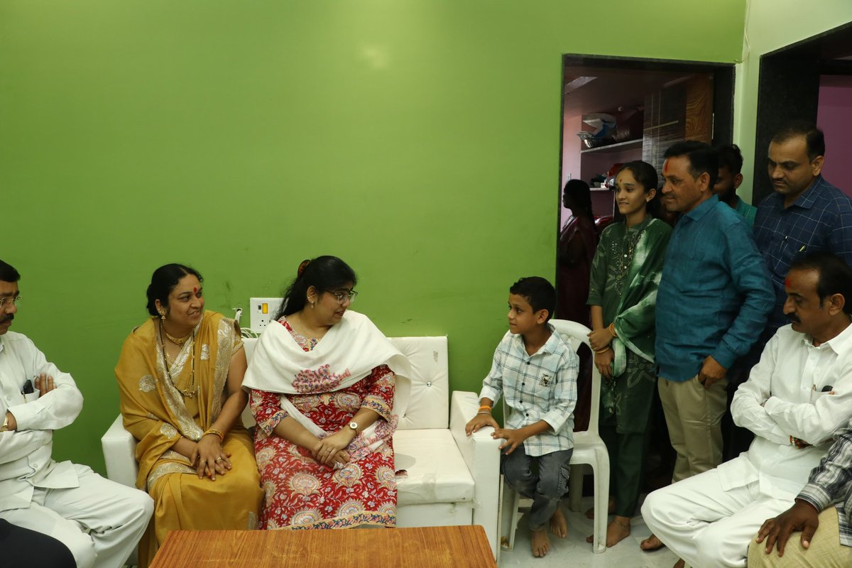 डोणगाव, ता. मुदखेड येथील आमचे सहकारी रामा नारायणराव हामंद व कुटुंबियांचे नवे निवासस्थान 'गुरुप्रसाद निवास' या वास्तूची सत्यनारायण पूजा व गृहप्रवेश सोहळा आज संपन्न झाला.