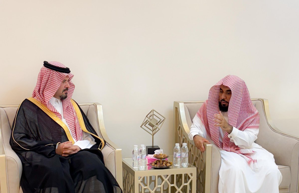 سمو أمير منطقة #المدينة_المنورة #سلمان_بن_سلطان، يعزي فضيلة الشيخ الدكتور عبدالله بن عواد الجهني إمام وخطيب المسجد الحرام، في وفاة والده – رحمه الله –.