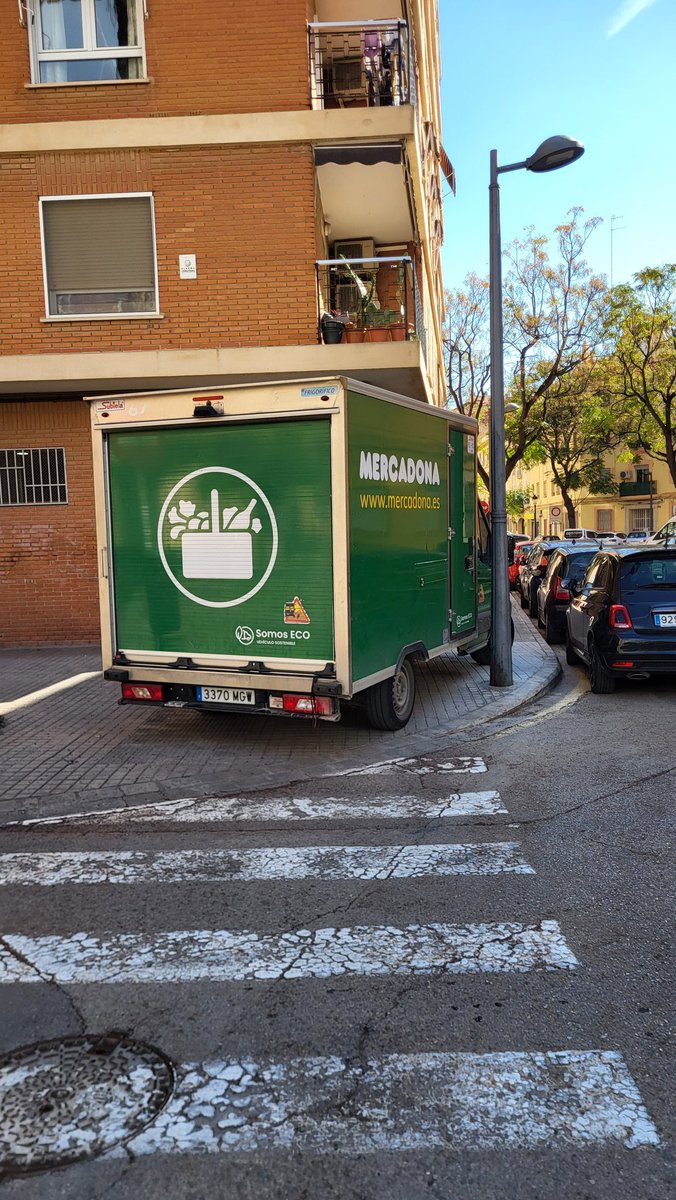 ToniGaliana's tweet photo. @VlcMobilitat @AjuntamentVLC @SmartCityVLCi @TransitValencia Càrrega y descàrrega. 
En Patraix. https://t.co/luNYdMjTkA